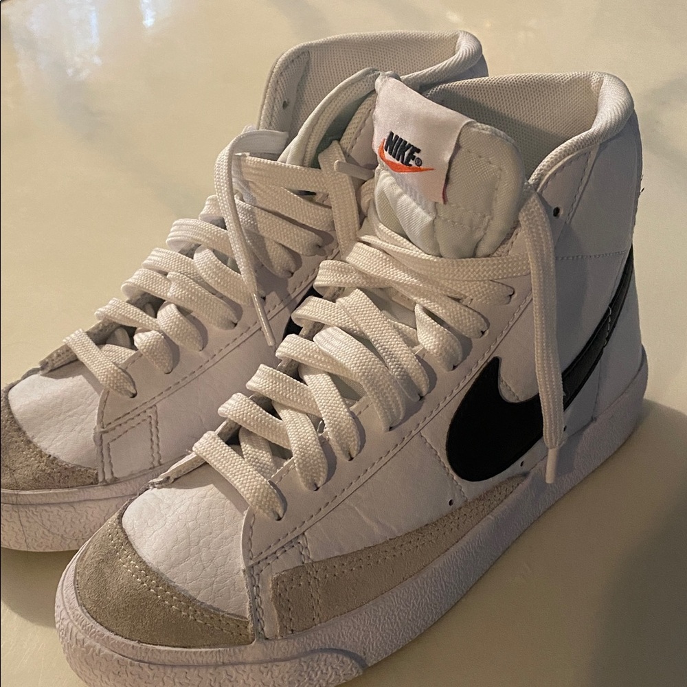 Nike White and Black Sneakers with Gray Details
